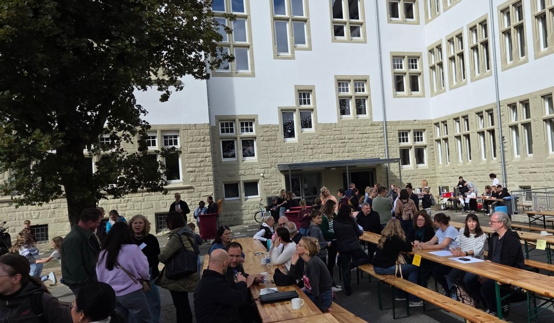 anregende Gespräch bei Kuchen und Getränken auf dem Schulhof.jpg